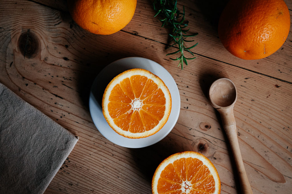 miliedel photographs oranges on a vintage table montpellier