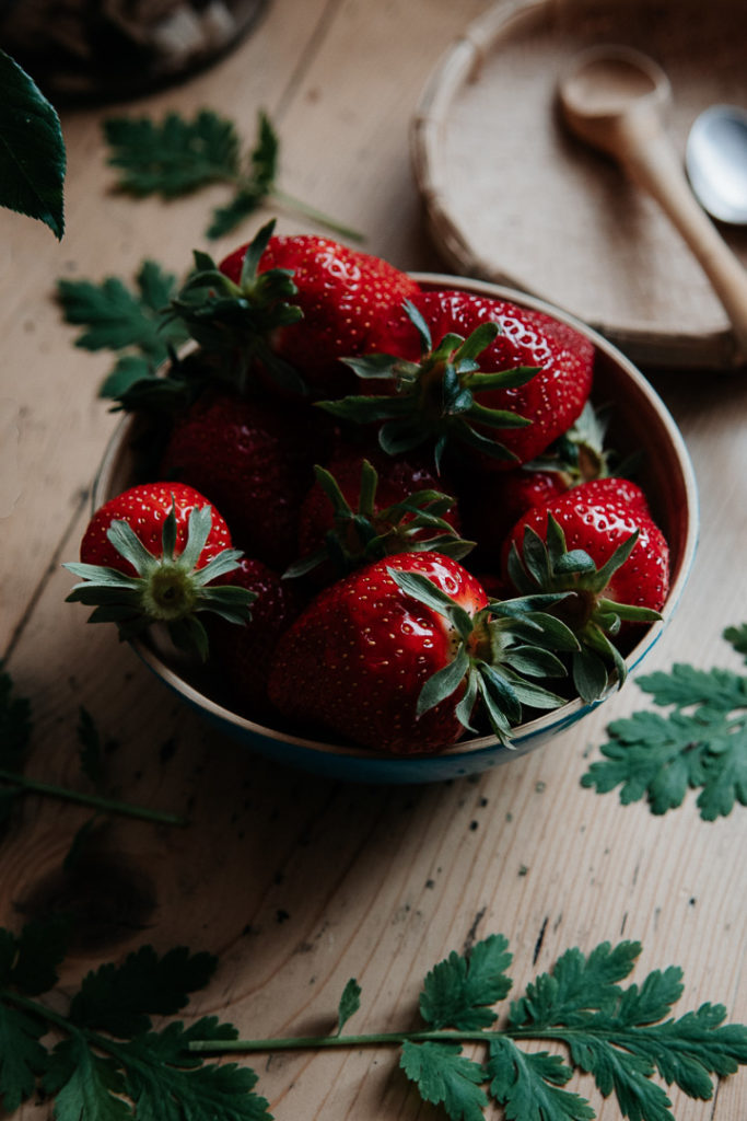 strawberries vintage table food photography miliedel
