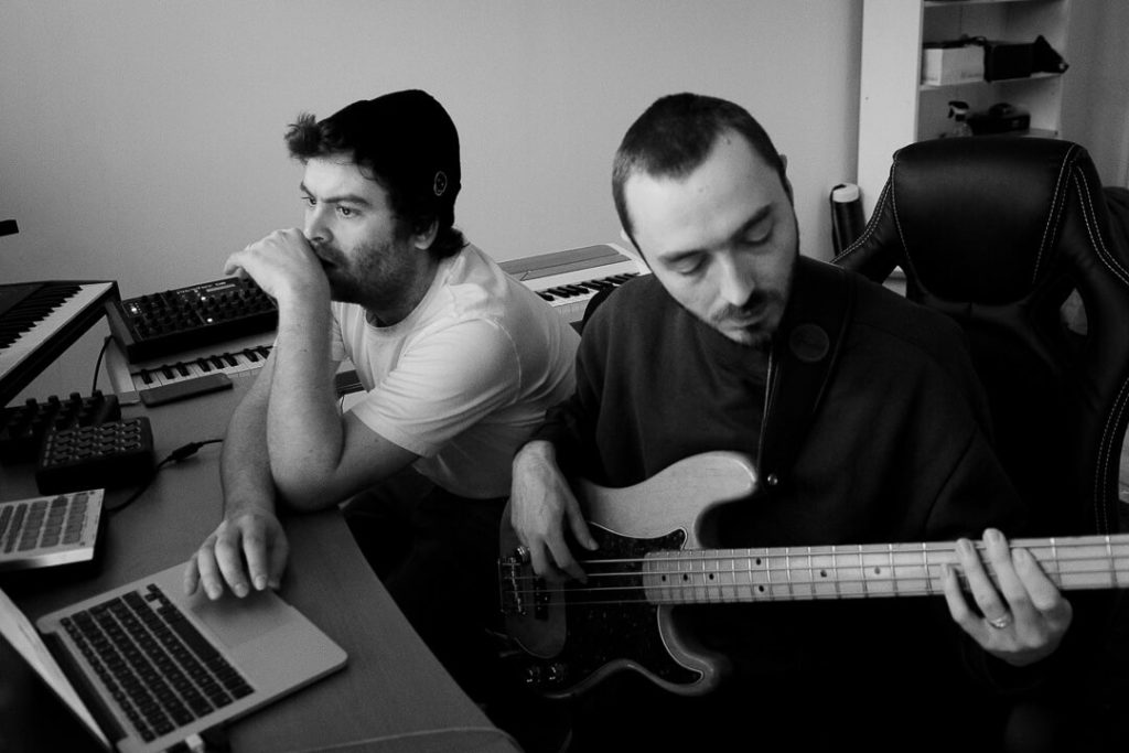 Nikitch and Kuna Maze playing guitar in studio la Ba'jart in grenoble