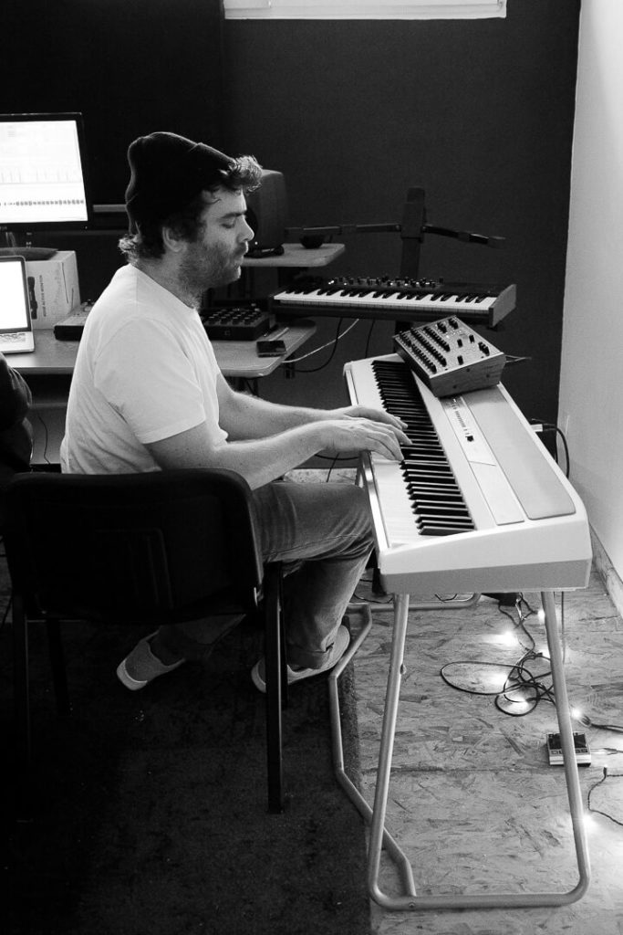 Nikitch playing keyboard in studio la Ba'jart in grenoble