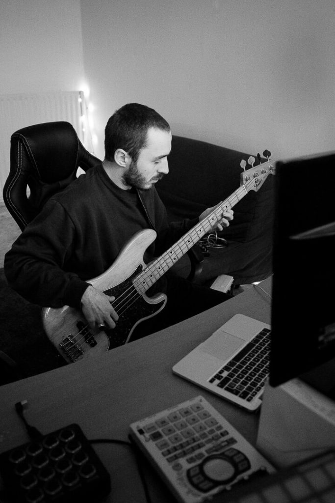 Kuna maze playing some guitar in Grenoble milie Del