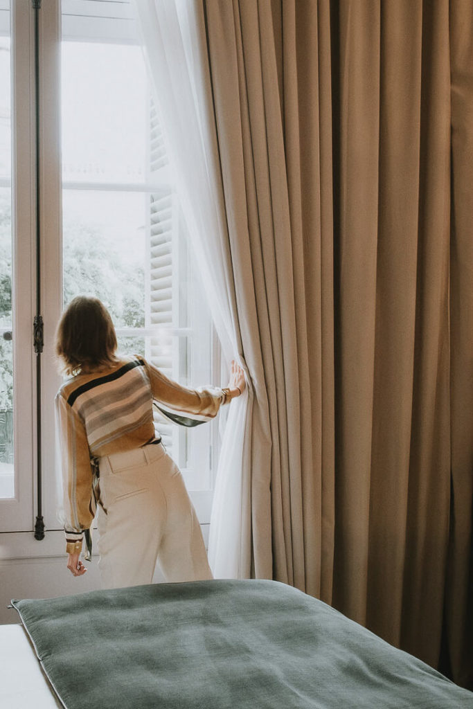 by the window hotel Richer de Belleval milie del