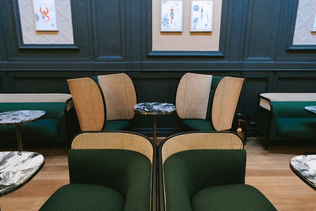 L’elytre Bar de l'Hotel Richer de Belleval fauteuils vert design