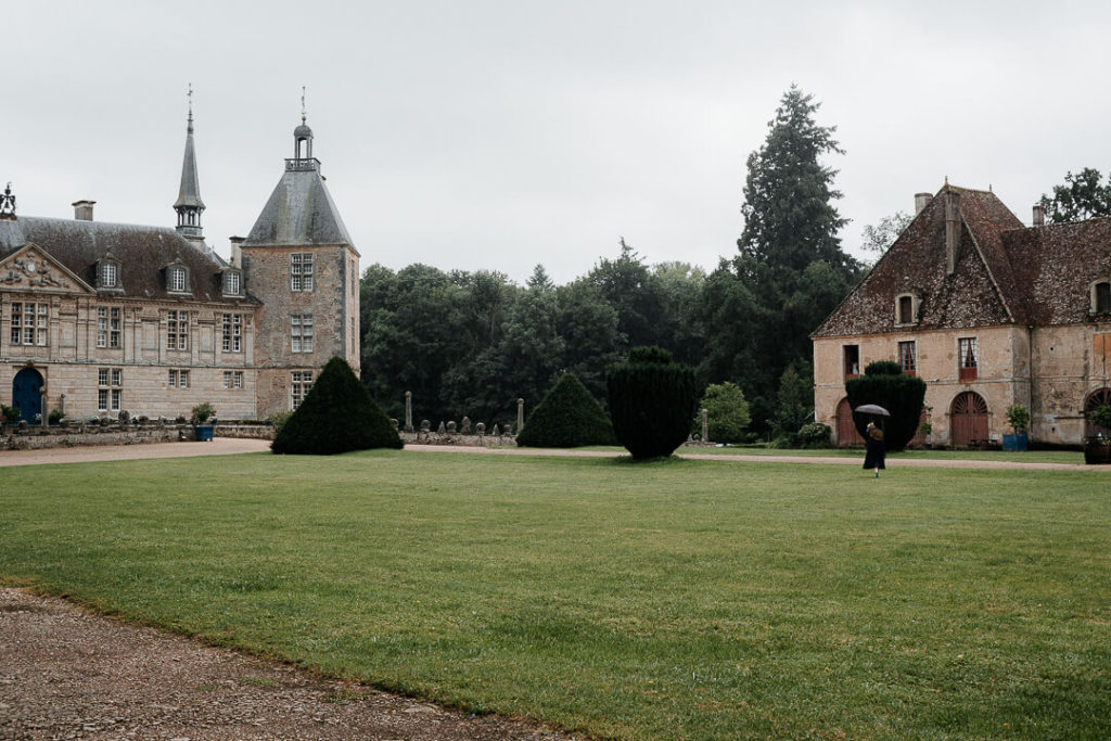 Wedding rainy day at Château de Sully