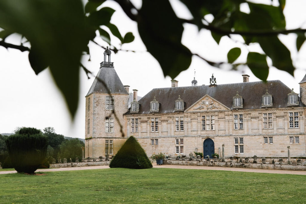 Château de Sully sous la pluie en Bourgogne