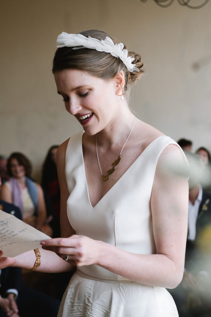 bride reading  m wedding day Château de Sully