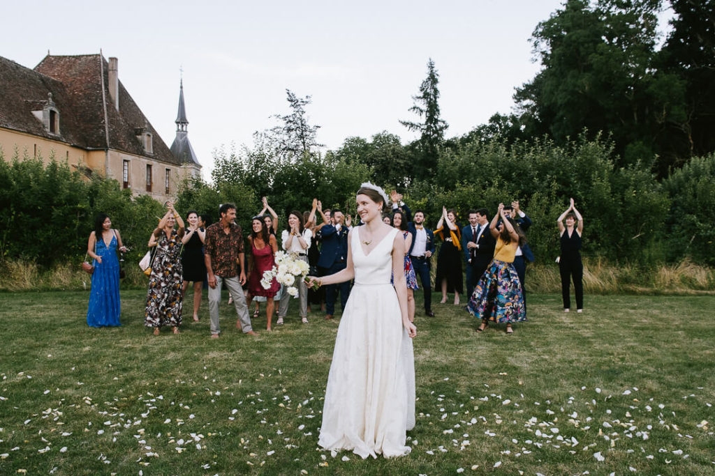 la mariée lance le bouquet dans les jardins du Château de Sully
