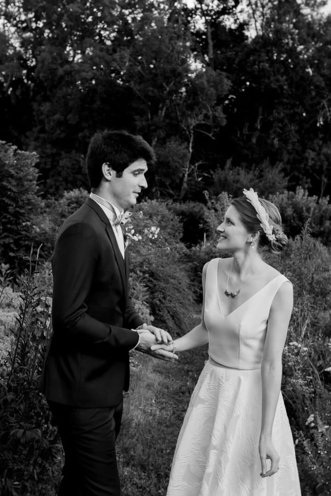 Bride and groom couple session dans les jardins du Château de Sully