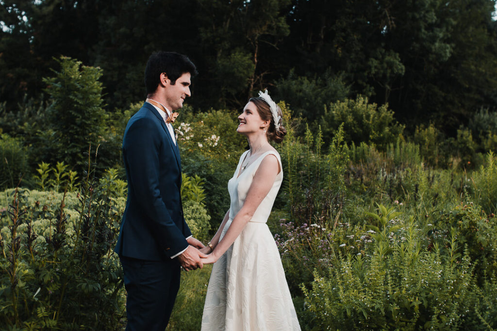 Bride and groom couple session dans les jardins du Château de Sully