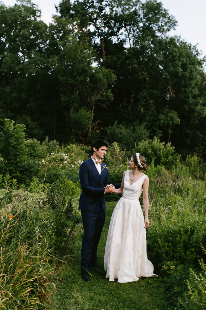 Bride and groom couple session dans les jardins du Château de Sully