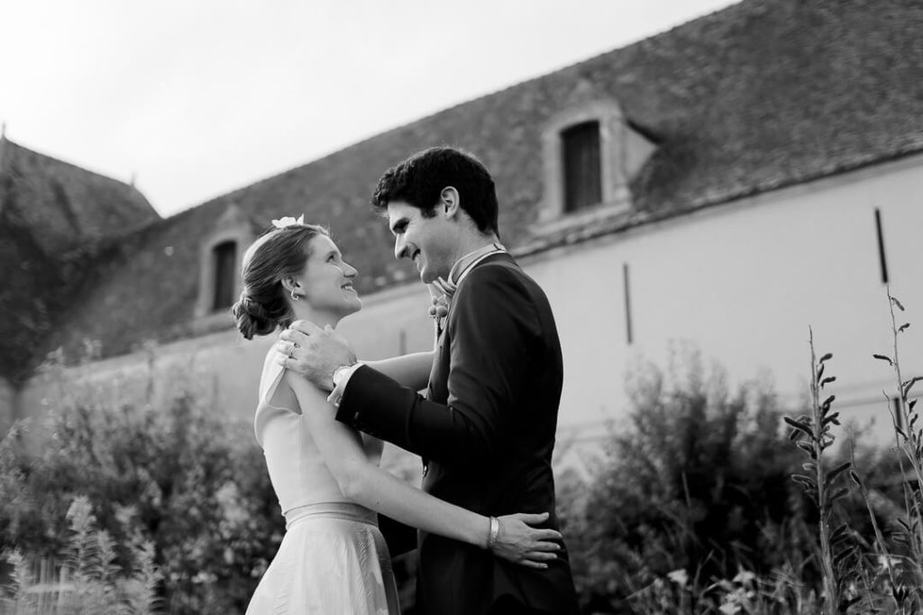 Bride and groom couple session gardens Château de Sully