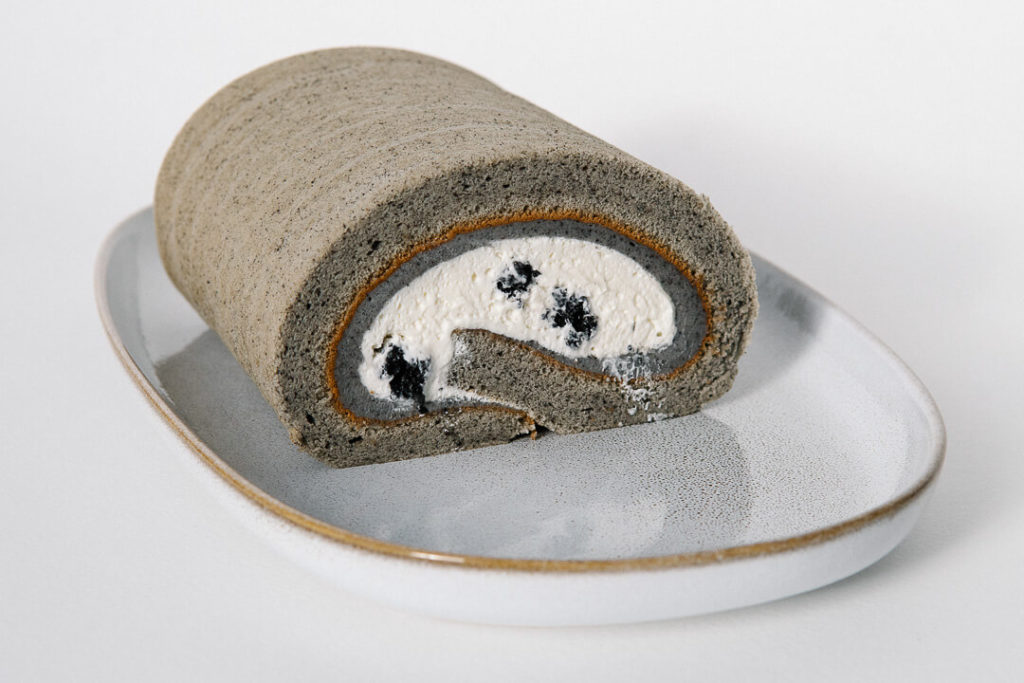 Black sesame rollcake by ok gateau food photographer miliedel