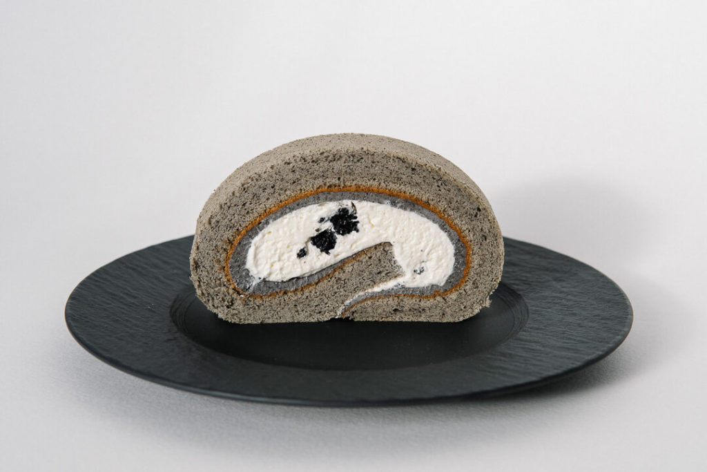 Black sesame rollcake by ok gateau food photographer miliedel