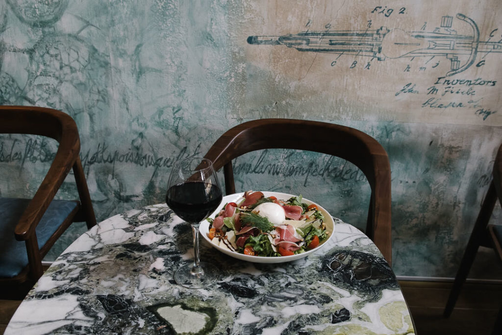 Food photography tables wine café riche Milie Del