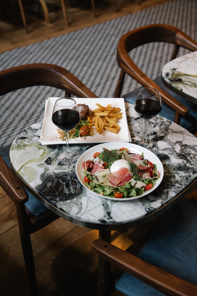 Food photography strawberry cocktail café riche Milie Del