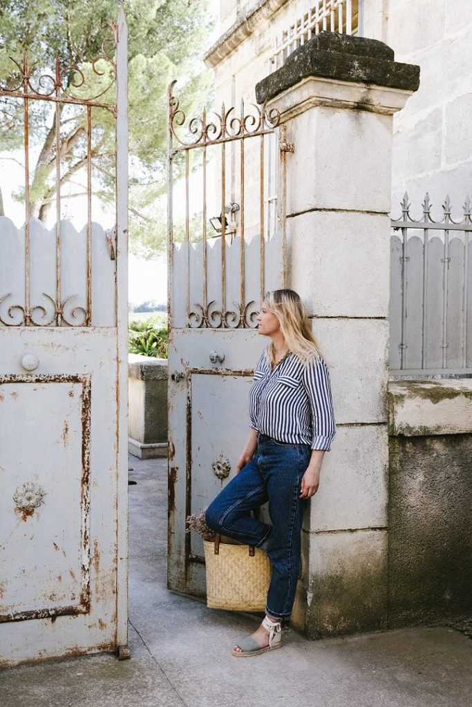 Panier en osier, chemise rayée et espadrilles 