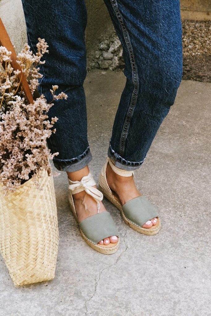 Panier en osier et espadrilles Atelier Aliénor photographié par Milie Del