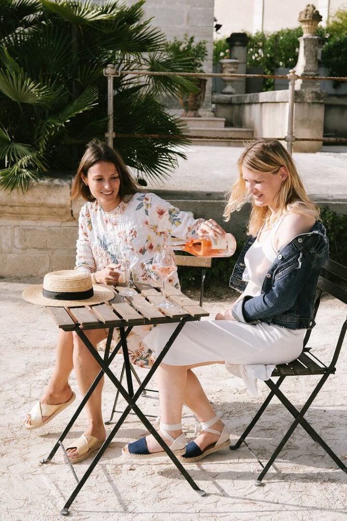 Friends, rosé et espadrilles en été
