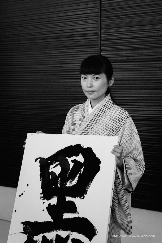 Portrait de Yukako Matsui en noir et blanc au musée fabre pour l'hommage à Pierre Soulages
