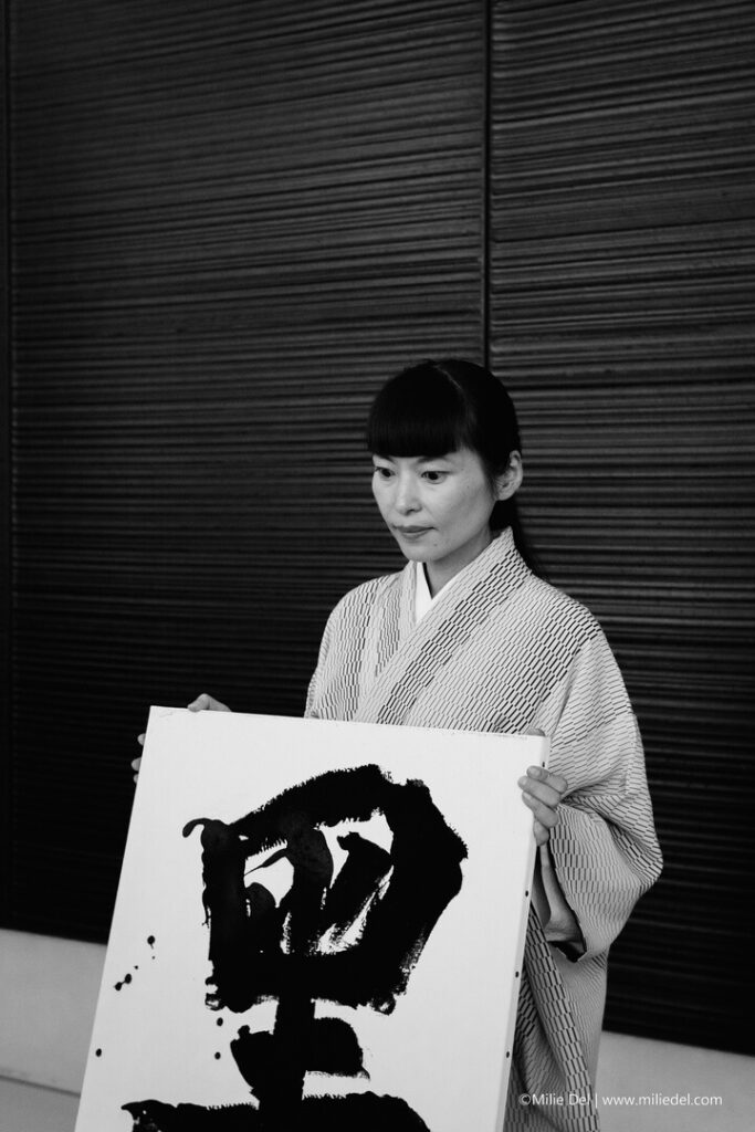 Portrait de Yukako Matsui en noir et blanc au musée fabre pour l'hommage à Pierre Soulages