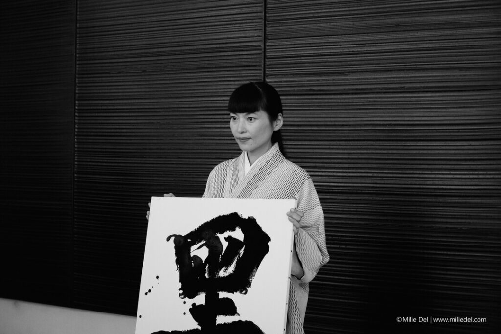 l'artiste calligraphe japonaise Yukako Matsui présente son œuvre lors de l'hommage à Pierre Soulages au musée Fabre Montpellier par la photographe Milie Del