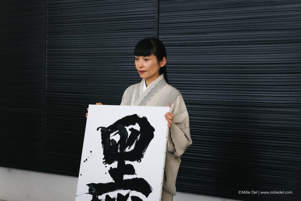 l'artiste calligraphe japonaise Yukako Matsui présente son œuvre lors de l'hommage à Pierre Soulages au musée Fabre Montpellier par la photographe Milie Del