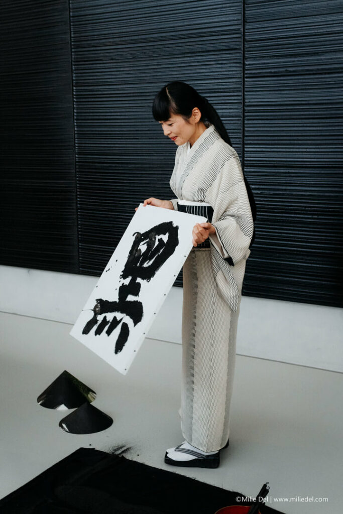 l'artiste calligraphe japonaise Yukako Matsui présente son œuvre lors de l'hommage à Pierre Soulages au musée Fabre Montpellier