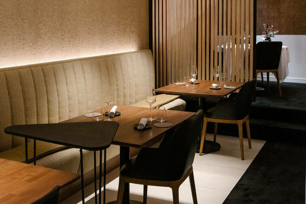 Interior design and open kitchen at Reflet d'Obione one star guide Michelin in Montpellier by food photographer Milie Del