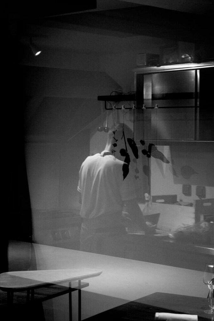 Interior design and open kitchen at Reflet d'Obione one star guide Michelin in Montpellier by food photographer Milie Del