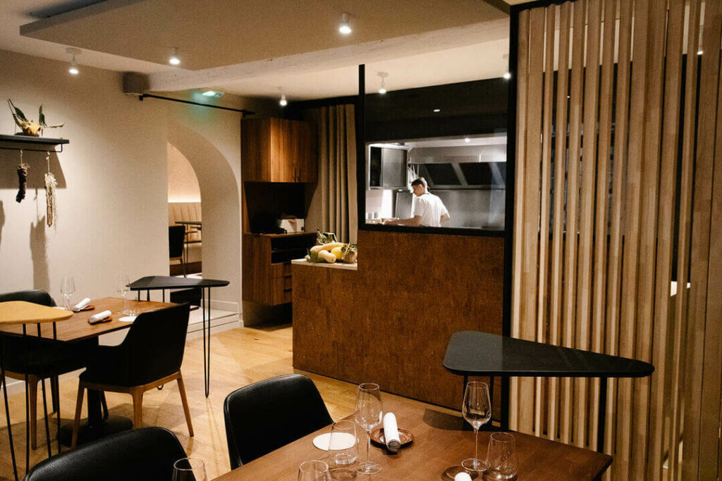 Interior design and open kitchen at Reflet d'Obione one star guide Michelin in Montpellier by food photographer Milie Del