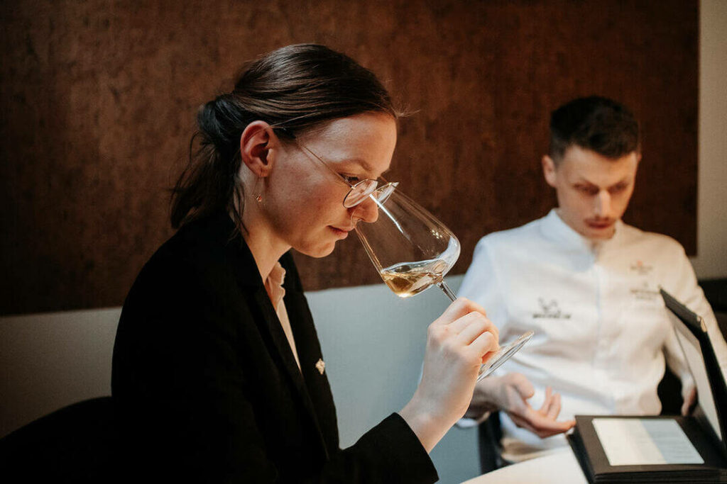 Milie Del photographie le chef Laurent Cherchi et la sommelière au restaurant reflet d'obione