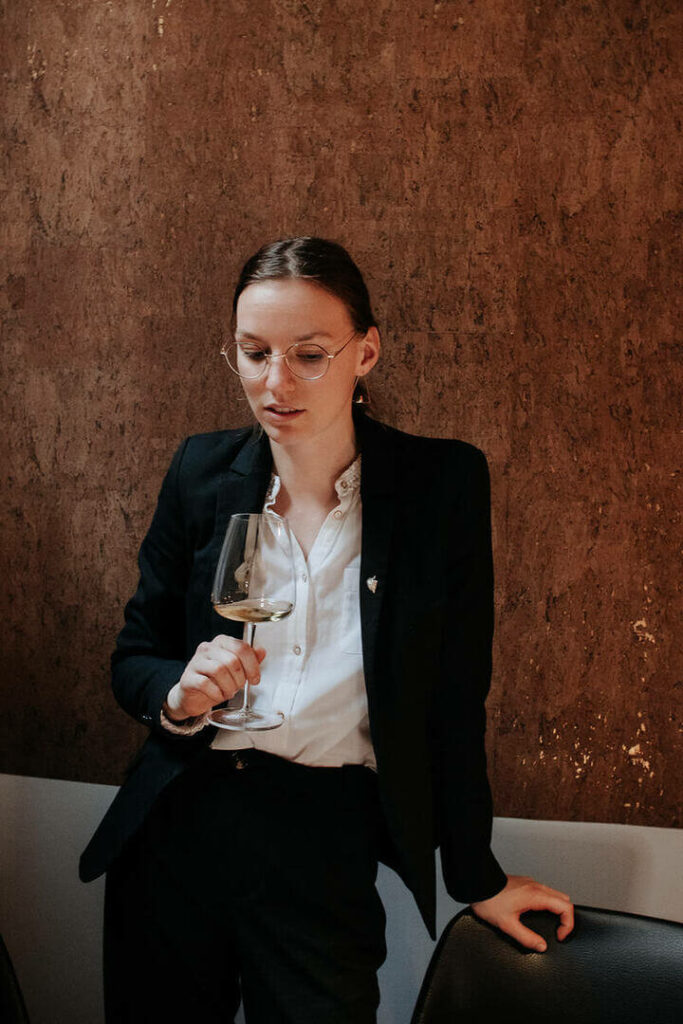 milie del photographie la sommelière au restaurant reflet d'obione