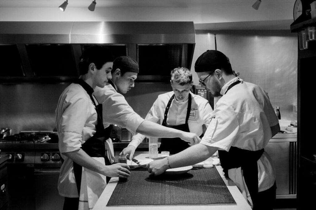 Laurent Cherchi en cuisine au restaurant reflet d'obione