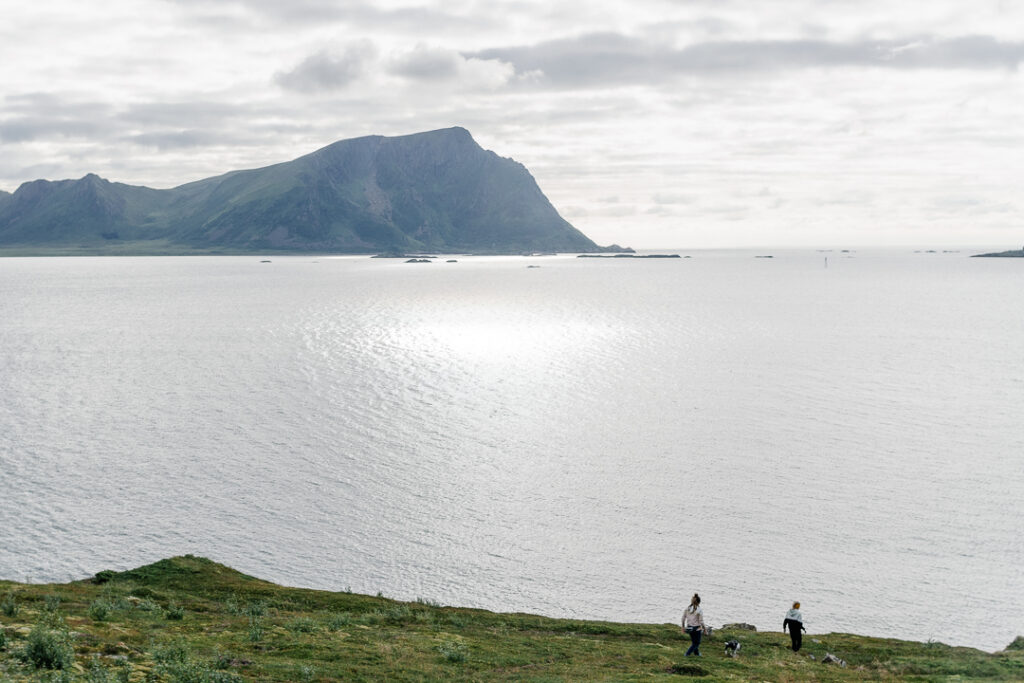 Couple et un chien courant dans un champ