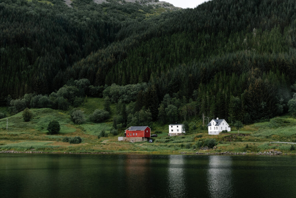 maisons au bord d'un lac en Norvège