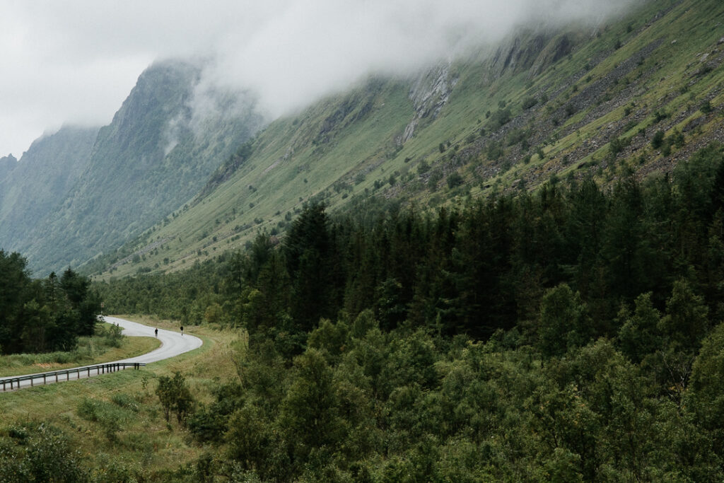 Route de montagne embrumée 