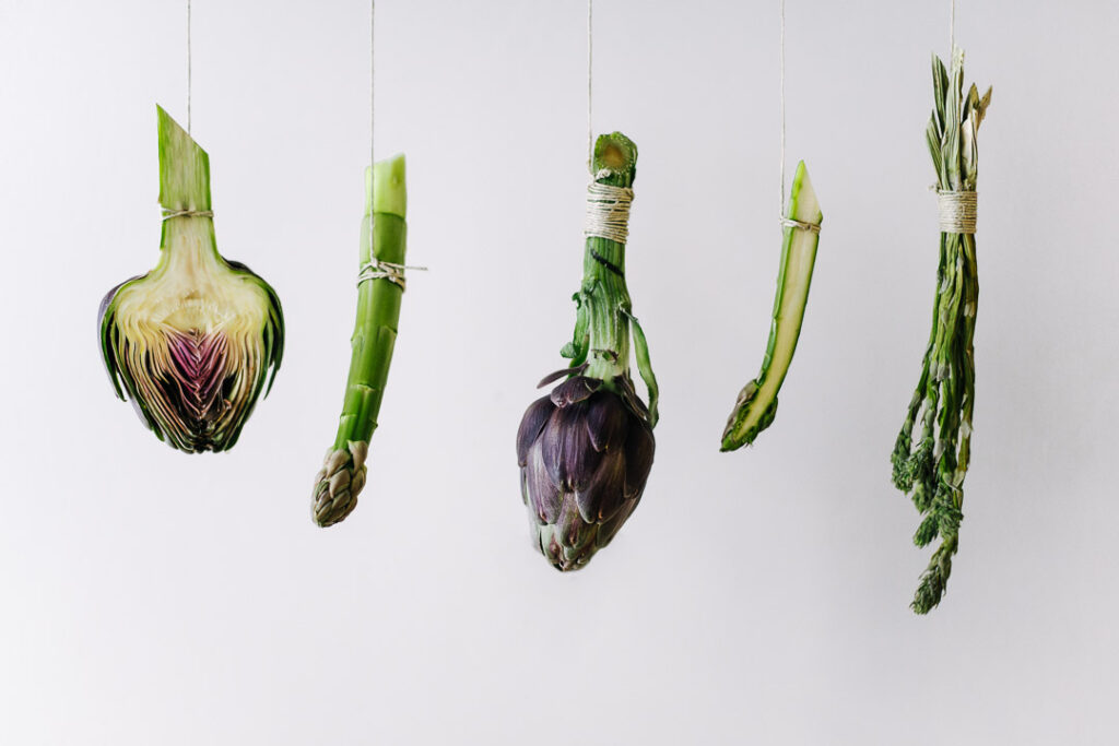 Légumes de saison suspendus en boucherie végétale chez Reflet d'Obione par Milie Del