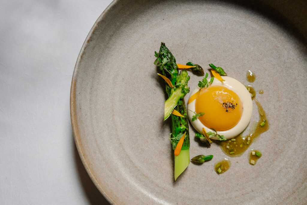 Une assiette d'asperges chez Reflet d'Obione photographié par Milie Del