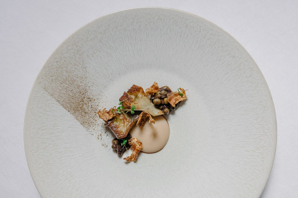 Une assiette d'artichaut et lentilles chez Reflet d'Obione photographié par Milie Del
