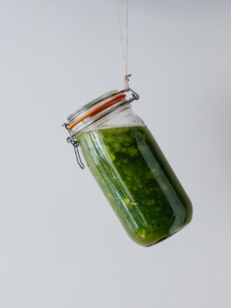 Bocaux de levure suspendu chez Reflet d'Obione photographiés par Milie Del