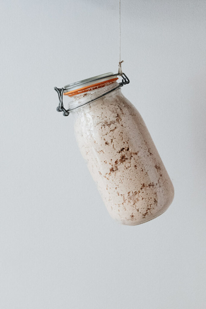 Bocaux de levure suspendu chez Reflet d'Obione photographiés par Milie Del